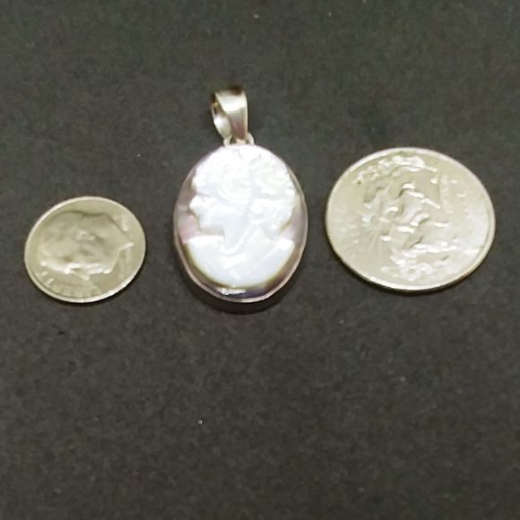 Cameo Pendant in Sterling Silver White - Picture 4 of 5